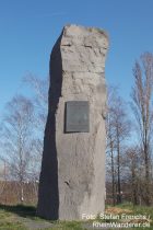 Oberrhein: Gedenkstein bei Mainz-Laubenheim - Foto: Stefan Frerichs / RheinWanderer.de