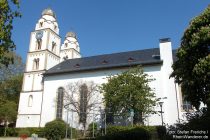 Oberrhein: Sankt-Viktor-Kirche mit Heidentürmen in Guntersblum - Foto: Stefan Frerichs / RheinWanderer.de