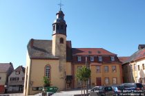 Oberrhein: Kleine Kirche samt Rathaus in Osthofen - Foto: Stefan Frerichs / RheinWanderer.de