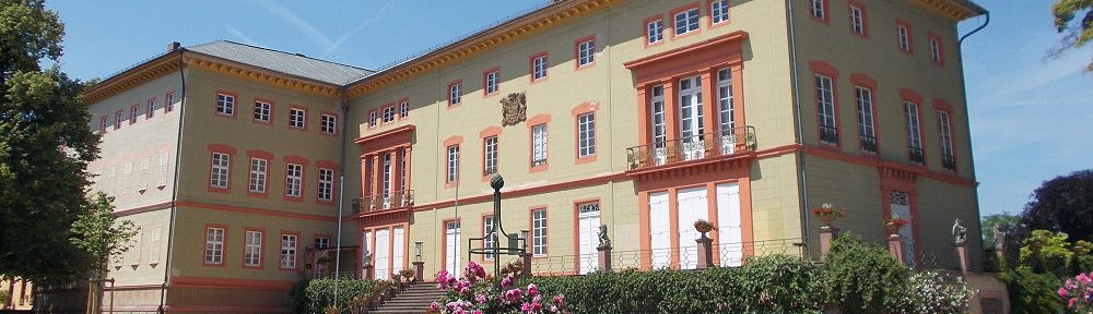 Oberrhein: Hofseite von Schloss Herrnsheim - Foto: Stefan Frerichs / RheinWanderer.de