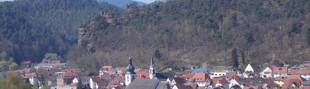 Pfälzerwald: Blick auf Dahn von der Sankt-Michael-Kapelle - Foto: Stefan Frerichs / RheinWanderer.de