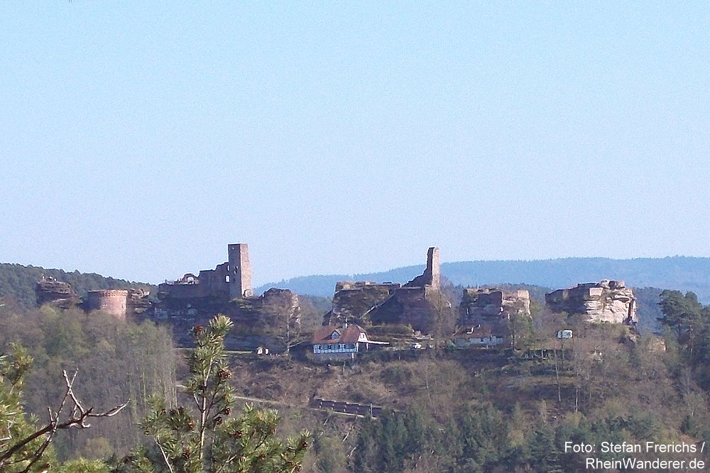 Pfälzerwald: Blick auf die Burgen Altdahn, Grafendahn und Tanstein - Foto: Stefan Frerichs / RheinWanderer.de