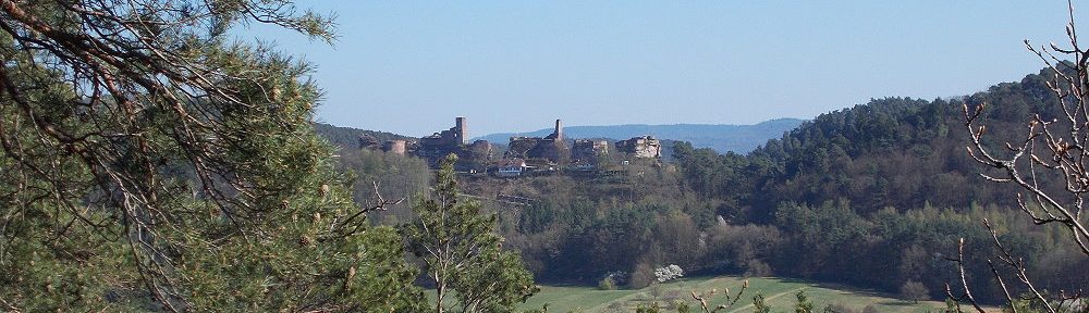 Pfälzerwald: Lachbergblick auf Burgengruppe Altdahn - Foto: Stefan Frerichs / RheinWanderer.de