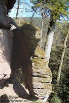 Pfälzerwald: Felsentor unterhalb von Burg Neudahn - Foto: Stefan Frerichs / RheinWanderer.de