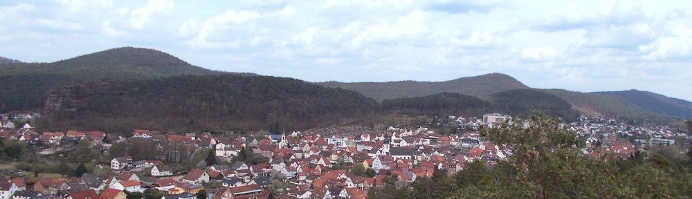 Pfälzerwald: Blick vom Wachtfelsen auf Dahn - Foto: Stefan Frerichs / RheinWanderer.de