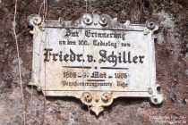 Pfälzerwald: Gedenktafel am Schillerfelsen bei Dahn - Foto: Stefan Frerichs / RheinWanderer.de