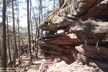 Pfälzerwald: Felsüberhang am Roßkegelfelsen - Foto: Stefan Frerichs / RheinWanderer.de