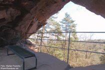 Pfälzerwald: Bank am Aussichtspunkt Büttelfelsen - Foto: Stefan Frerichs / RheinWanderer.de