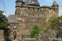 Mittelrhein: Eingang von Burg Stahleck - Foto: Stefan Frerichs / RheinWanderer.de