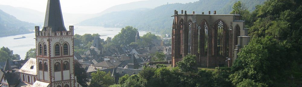 Mittelrhein: Bacharach mit Sankt-Peter-Kirche und Ruine der Wernerkapelle - Foto: Stefan Frerichs / RheinWanderer.de