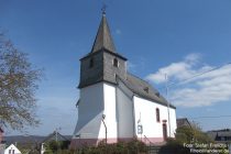 Mittelrhein: Frühere Wehrkirche in Holzfeld - Foto: Stefan Frerichs / RheinWanderer.de