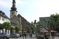 Mittelrhein: Marktplatz und Sankt-Jakobus-Kirche in Rüdesheim - Foto: Stefan Frerichs / RheinWanderer.de