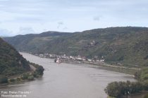 Mittelrhein: Kauber Blick auf Kaub und die Burgen Pfalzgrafenstein und Gutenfels - Foto: Stefan Frerichs / RheinWanderer.de