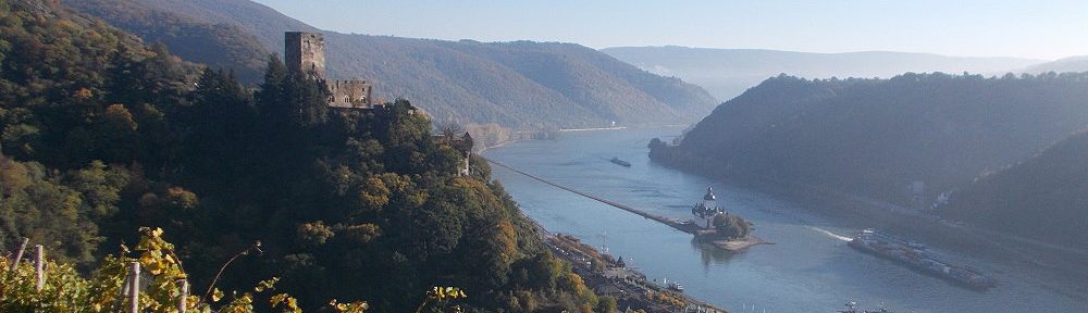 Mittelrhein: Blick auf die Burgen Gutenfels und Pfalzgrafenstein sowie Kaub - Foto: Stefan Frerichs / RheinWanderer.de