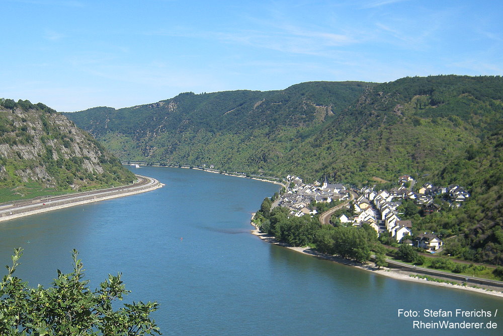 Mittelrhein: Blick von der anderen Rheinseite auf Kestert - Foto: Stefan Frerichs / RheinWanderer.de