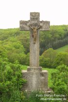 Mittelrhein: Steinernes Wegkreuz bei Lykershausen - Foto: Stefan Frerichs / RheinWanderer.de