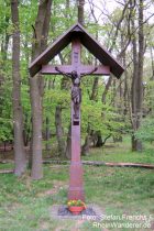 Mittelrhein: Hölzernes Wegkreuz bei Lykershausen - Foto: Stefan Frerichs / RheinWanderer.de