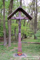 Mittelrhein: Hölzernes Wegkreuz bei Lykershausen - Foto: Stefan Frerichs / RheinWanderer.de