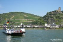 Mittelrhein: Rheinfähre bei Kaub und Burg Gutenfels - Foto: Stefan Frerichs / RheinWanderer.de