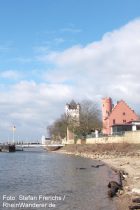 Inselrhein: Rheinufer mit Burg Crass und Kurfürstlicher Burg in Eltville - Foto: Stefan Frerichs / RheinWanderer.de