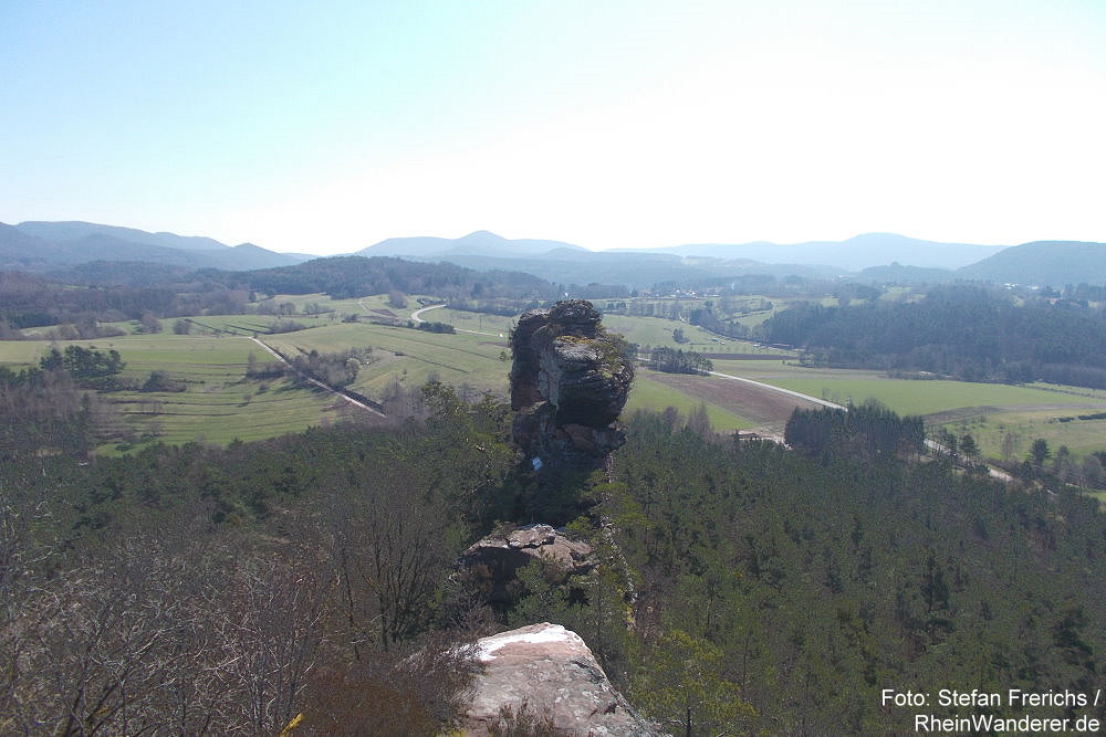 Pfälzerwald: Felssäule des Geiersteine-Riffs - Foto: Stefan Frerichs / RheinWanderer.de