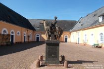 Inselrhein: Spätlesekurier-Denkmal von Schloss Johannisberg - Foto: Stefan Frerichs / RheinWanderer.de