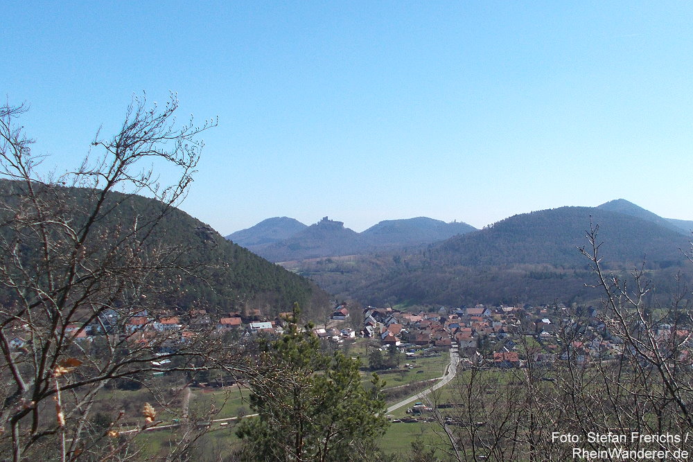 Pfälzerwald: Blick vom Aussichtspunkt Runder Hut auf Wernersberg und Burg Trifels - Foto: Stefan Frerichs / RheinWanderer.de