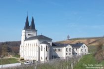 Inselrhein: neues Kloster Johannisberg - Foto: Stefan Frerichs / RheinWanderer.de