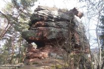 Pfälzerwald: Falkenstein mit Felsloch - Foto: Stefan Frerichs / RheinWanderer.de