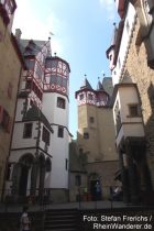 Mosel: Innenhof von Burg Eltz mit Blick auf Bergfried - Foto: Stefan Frerichs / RheinWanderer.de