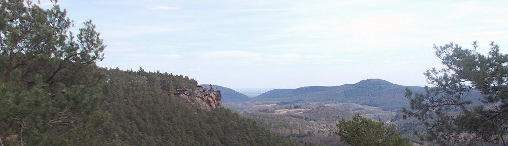 Pfälzerwald: Blick vom Aussichtspunkt bei den Kieungerfelsen auf den Rötzenfels - Foto: Stefan Frerichs / RheinWanderer.de