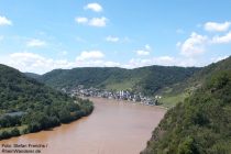 Mosel: Blick auf Treis-Karden - Foto: Stefan Frerichs / RheinWanderer.de