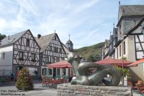 Mosel: Tatzelwurm-Denkmal am Marktplatz in Kobern - Foto: Stefan Frerichs / RheinWanderer.de