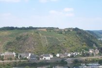 Mosel: Blick auf Oberburg (Schloss Gondorf oder (von der) Leyen) und Niederburg (Schloss Liebieg) in Gondorf - Foto: Stefan Frerichs / RheinWanderer.de