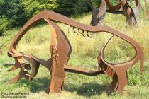 Mosel: Skulptur eines Wollnashorns am Bleidenberg - Foto: Stefan Frerichs / RheinWanderer.de