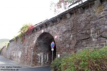 Mosel: Alter Bahndamm in Bruttig - Foto: Stefan Frerichs / RheinWanderer.de