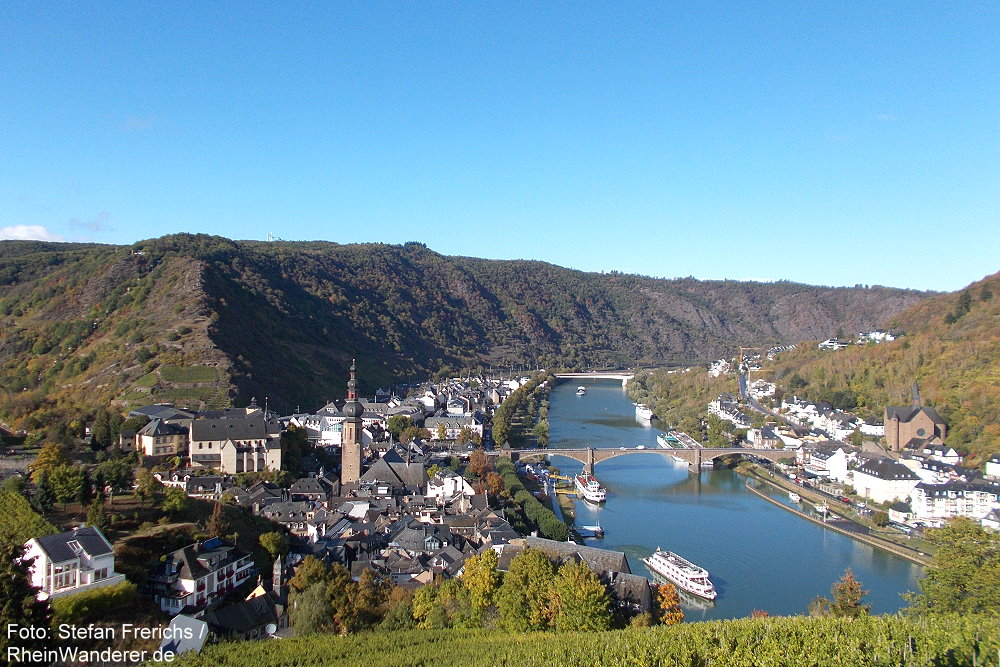 Mosel: Blick von der Reichsburg auf Cochem - Foto: Stefan Frerichs / RheinWanderer.de