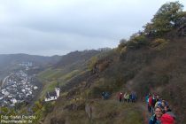 Mosel: Wanderblogger auf dem Laysteig oberhalb von Hatzenport - Foto: Stefan Frerichs / RheinWanderer.de