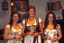 Mosel: Die Weinmajestäten von Kobern-Gondorf (von links: Katrin, Julia I., und Nicola) - Foto: Stefan Frerichs / RheinWanderer.de