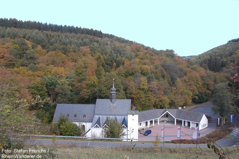 Eifel: Blick auf Wallfahrtskirche Maria Martental - Foto: Stefan Frerichs / RheinWanderer.de