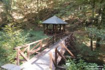 Eifel: Brücke am Rastplatz Pilz im Endertbachtal - Foto: Stefan Frerichs / RheinWanderer.de