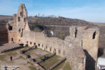 Pfälzerwald: Innenhof von Burg Neuleiningen - Foto: Stefan Frerichs / RheinWanderer.de