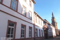 Pfälzerwald: Leininger Oberhof und Sankt-Martin-Kirche in Grünstadt - Foto: Stefan Frerichs / RheinWanderer.de