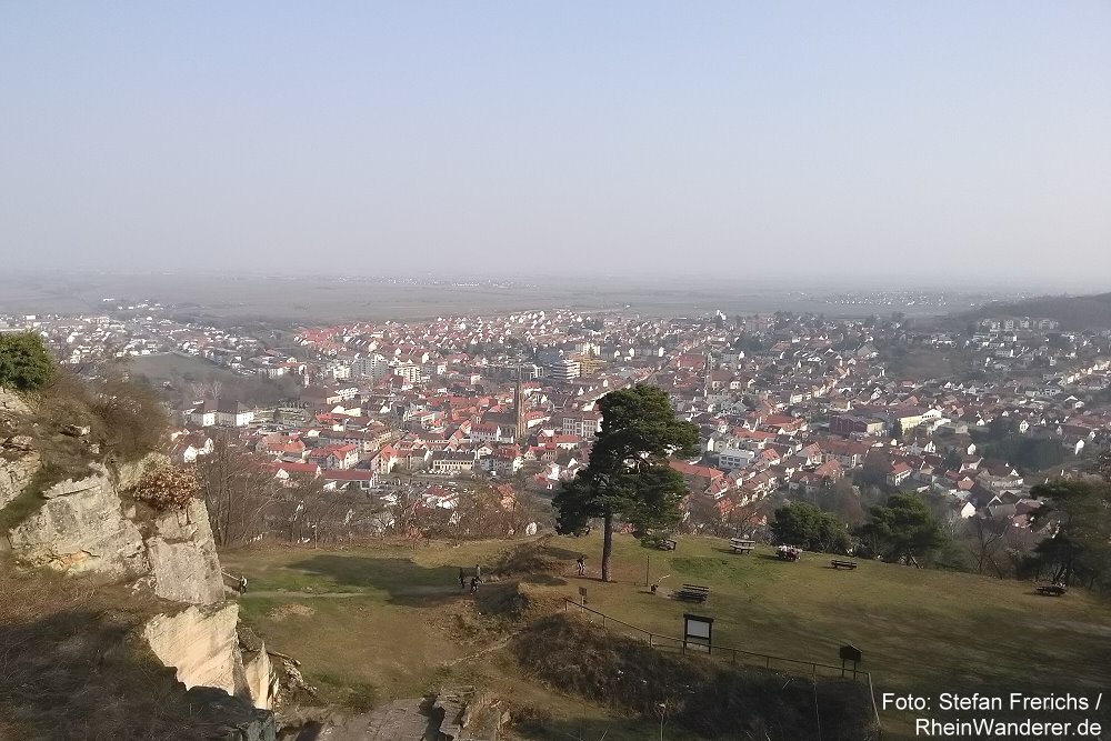 Pfälzerwald: Blick vom Kriemhildenstuhl auf Bad Dürkheim - Foto: Stefan Frerichs / RheinWanderer.de