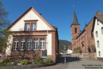 Pfälzerwald: Ortskern von Erfweiler mit Rathaus und Sankt-Wolfgang-Kirche - Foto: Stefan Frerichs / RheinWanderer.de
