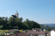 Mittelrhein: Blick auf Allerheiligenbergkapelle und Burg Lahneck - Foto: Stefan Frerichs / RheinWanderer.de