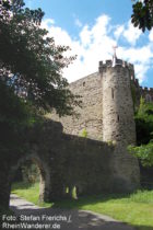 Mittelrhein: Erstes Tor und Eckturm von Burg Lahneck - Foto: Stefan Frerichs / RheinWanderer.de