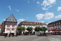 Pfälzerwald: Marktplatz mit Scheffelhaus in Neustadt - Foto: Stefan Frerichs / RheinWanderer.de