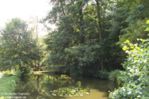 Pfälzerwald: Weiher mit Springbrunnen der Bellachini-Anlage - Foto: Stefan Frerichs / RheinWanderer.de