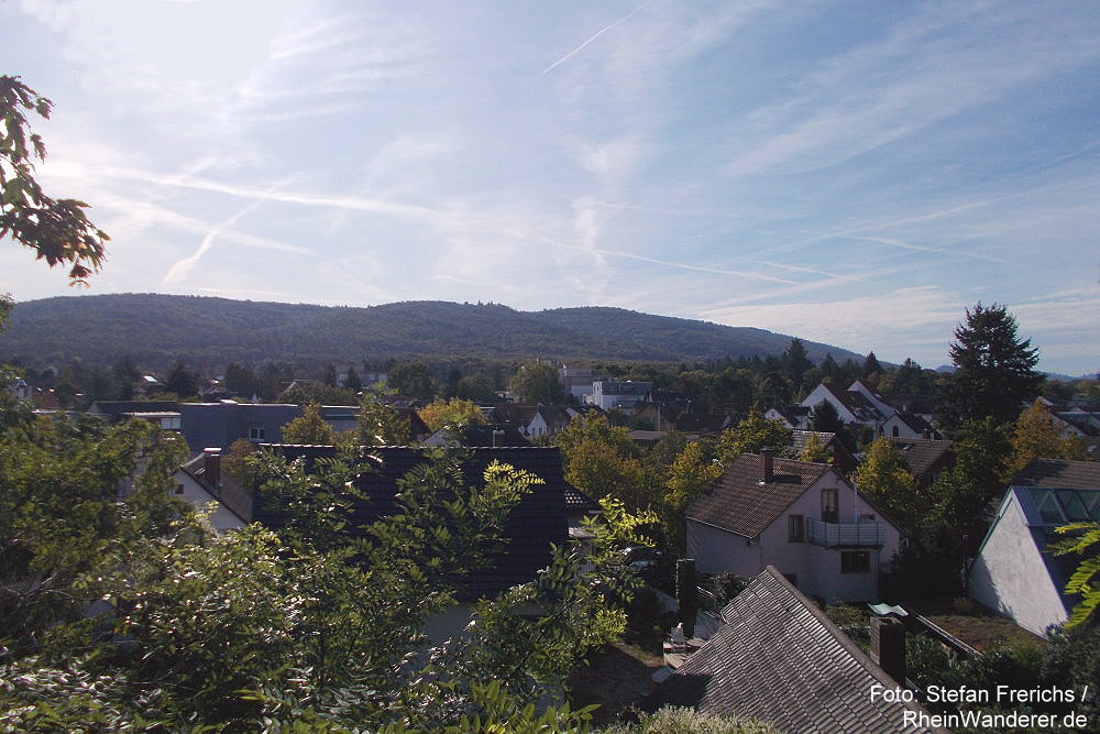 Odenwald: Blick über Darmstadt-Eberstadt auf Burg Frankenstein - Foto: Stefan Frerichs / RheinWanderer.de